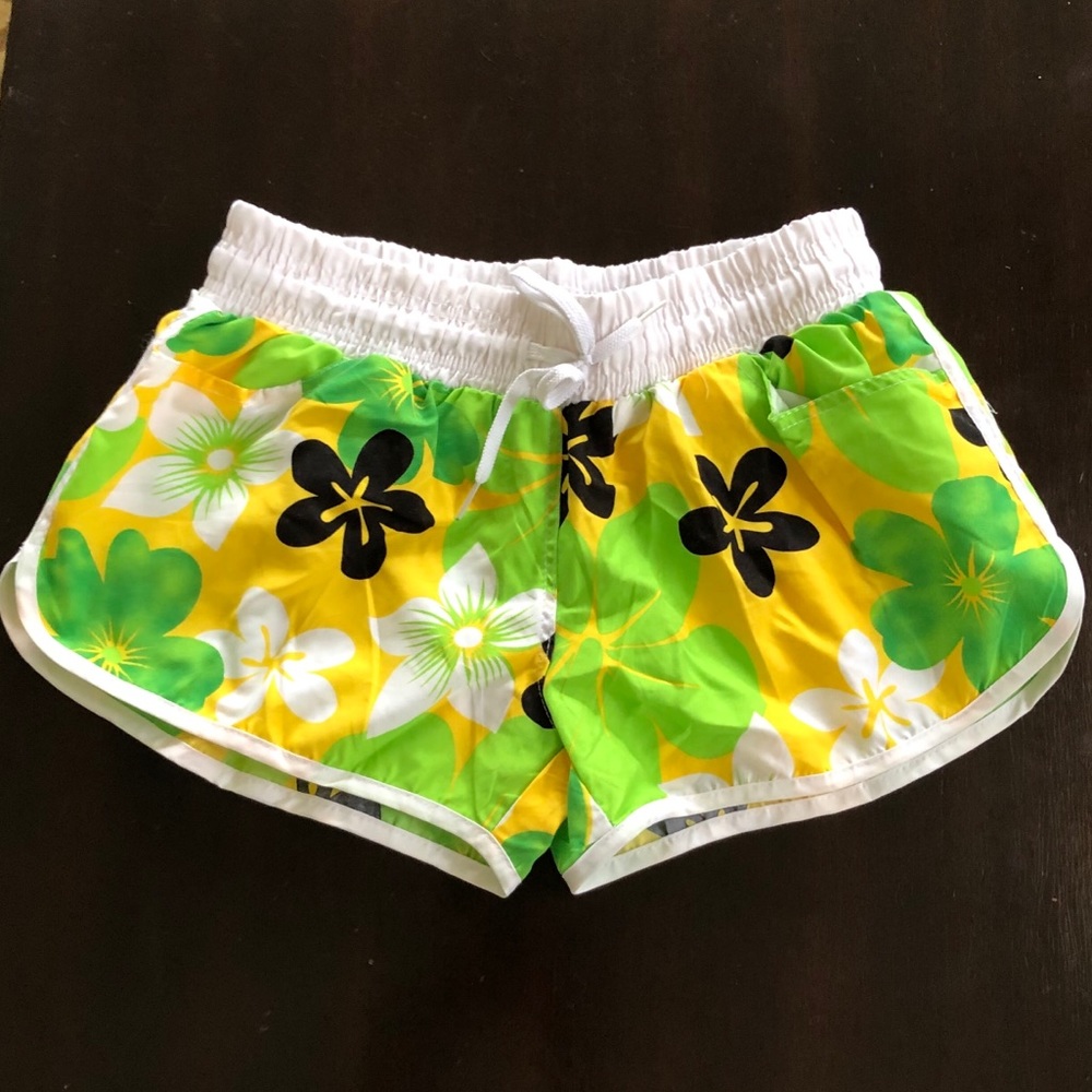 New Italian Girl’s Dri-Fit Athletic Floral Shorts - Picture 4 of 16